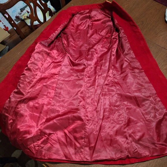 NWOT ... Red Sleeveless Vest / Coat with Gold Trim - Picture 4 of 7